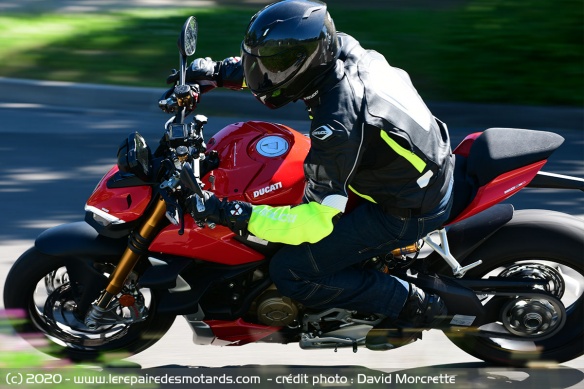 Ducati Traction Control (DTC) EVO 2, Ducati Slide Control (DSC), Ducati Wheelie Control (DWC) EVO, Ducati Power Launch (DPL), Engine Brake Control (EBC) EVO, Ducati Electronic Suspension (DES) EVO