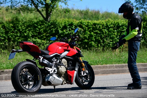 On ne se lasse pas de regarder la Ducati Streetfighter V4 S !