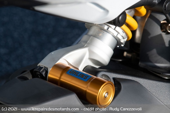 Entièrement réglable, l'amortisseur Öhlins se montre très progressif