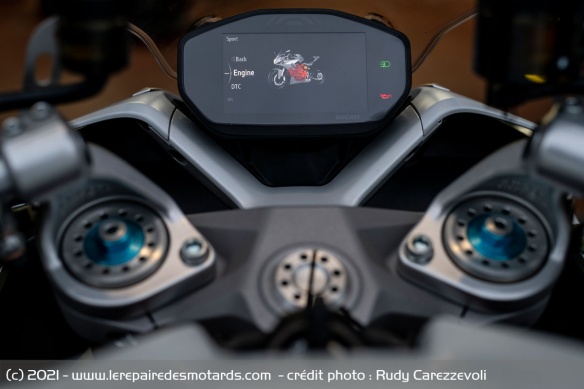 La SuperSport se dote d'un écran TFT couleur de 4,3