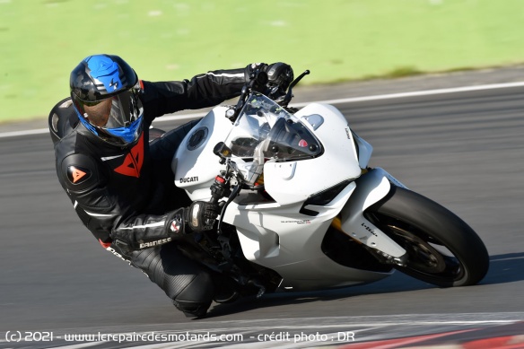 D'un naturel sportif, la Ducati enchaine parfaitement les changements d'angle