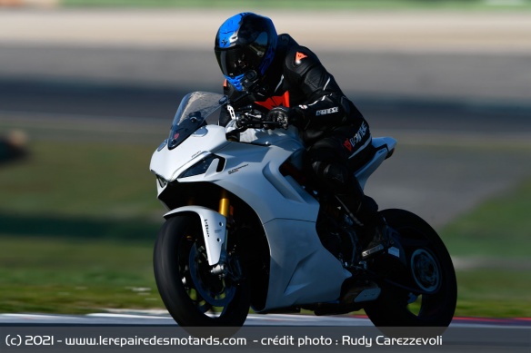 La ligne de droite permet de pousser la SuperSport 950 S jusqu'à 230 km/h