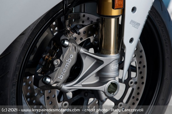 Le freinage repose à l'avant sur deux disques de 320 mm et des étriers radiaux Brembo M4.32