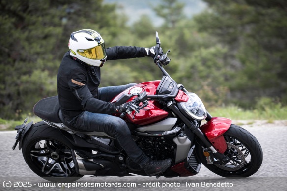 La XDiavel enroule sans effort grâce à son couple et à la large plage d'utilisation du V4