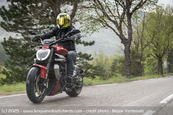 Régulateur de vitesse et absence de vibrations sont un atout pour cruiser, mais le manque de protection au vent et la position de conduite poussent à limiter l'exercice