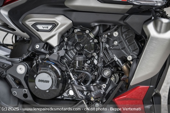 Le moteur V4 délivre 168 ch et 126 Nm