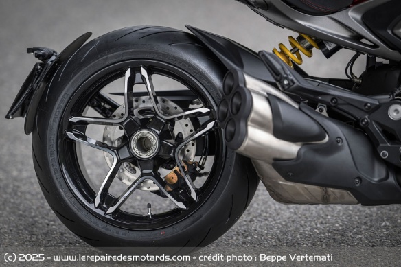 Avec son monobras oscillant, la XDiavel met en valeur sa jante arrière et son énorme pneu de 240