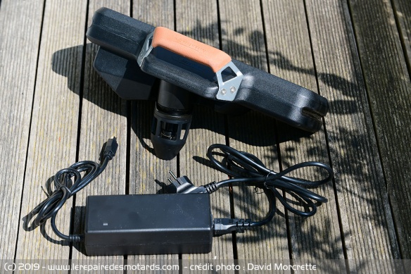 Le bloc moteur et contrôleur extractible avec son chargeur
