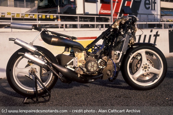 La position sur l'ELF5 est nettement plus en avant que sur la NSR500