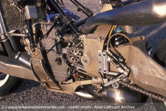 Le moteur V4 de Honda NSR500 est le même que celui de l'ELF4