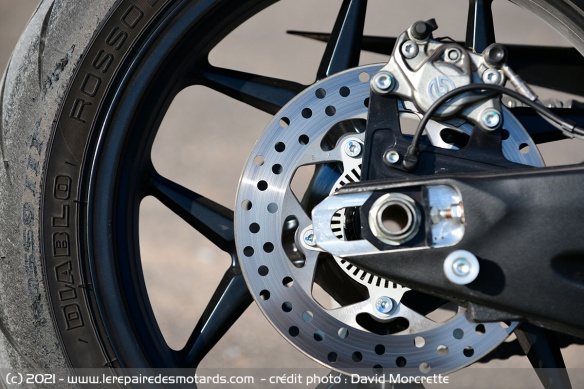 Simple disque de 240 mm, étrier Brembo à 2 pistons, ABS Bosch désactivable
