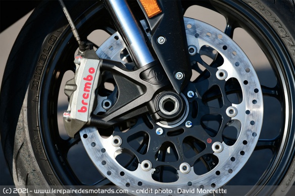 Double disque flottant de 330 mm, étrier radial Brembo à 4 pistons, ABS Bosch désactivable