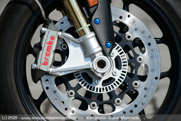 Double disque flottant de 330 mm, étrier radial Brembo à 4 pistons, ABS Bosch désactivable