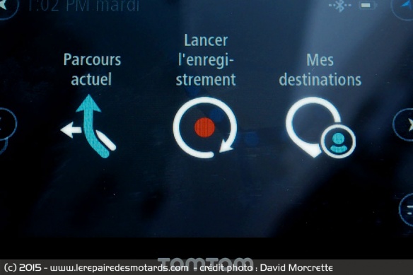 Plusieurs écrans du GPS TomTom Rider