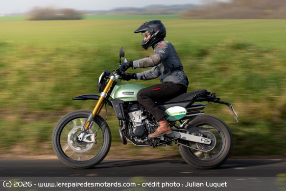 A haute vitesse la moto reste stable, mais vibre fortement et n'offre aucune protection