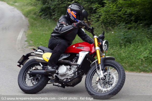 La Fantic Caballero 500 en courbe
