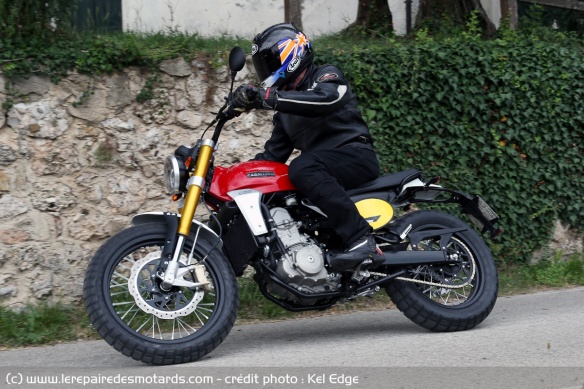 La Fantic Caballero 500 en courbe