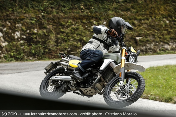 La Fantic Caballero Rally 500 en courbe