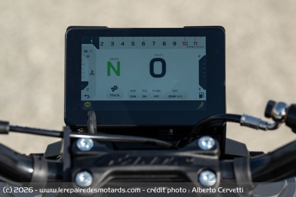 L'instrumentation TFT couleur de la Fantic Stealth 500