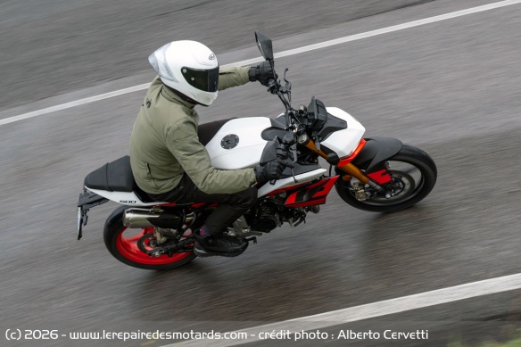 Stable à haute vitesse, avec quelques vibrations pas trop gênantes, la Stealth s'en sort avec les honneurs sur voie rapide