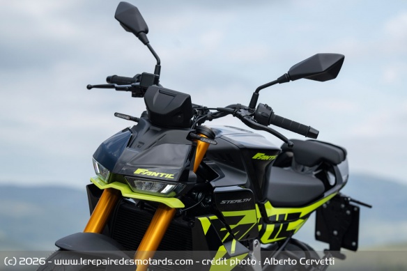 Les phares de la Fantic Stealth 500