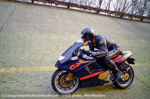 C'est sur l'ancien tracé de Monza que nous avons pris en main la Gilera CX