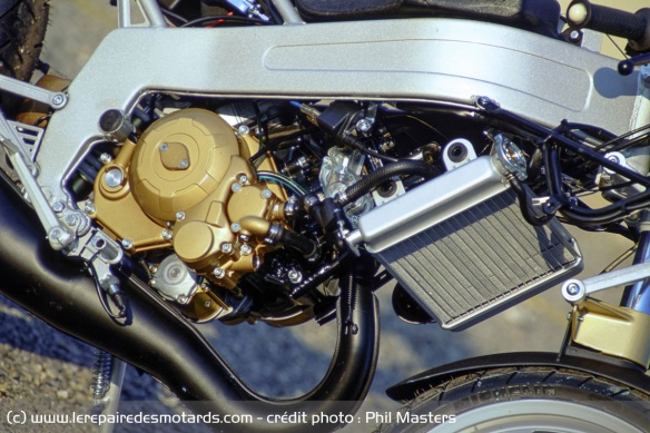 Le moteur monocylindre de 125 cm3 délivre 29,6 chevaux