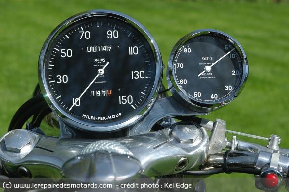 Le compteur analogique Smith affiche ses vitesses en miles