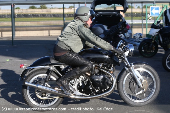 Florent Pagny sur son Egli-Vincent Godet 1330 Café Racer à Carole
