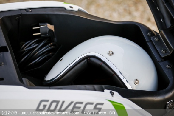 Le coffre des Govecs permet de loger un casque jet