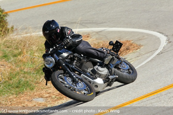 La Caf Sportster se pilote finalement comme un bon vieux Caf Racer des Swinging Sixties