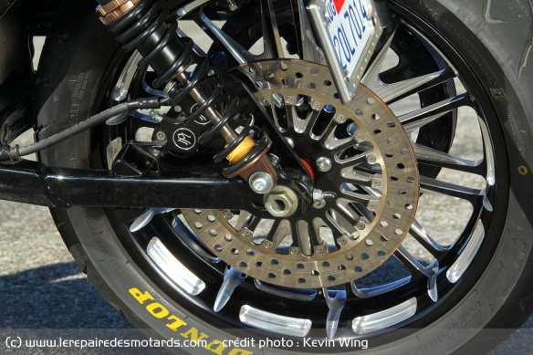 Les jantes PM Boss sont chausses de pneus Dunlop Sportmax