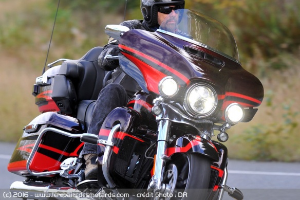 Harley-Davidson CVO Limited '114 sur départementale