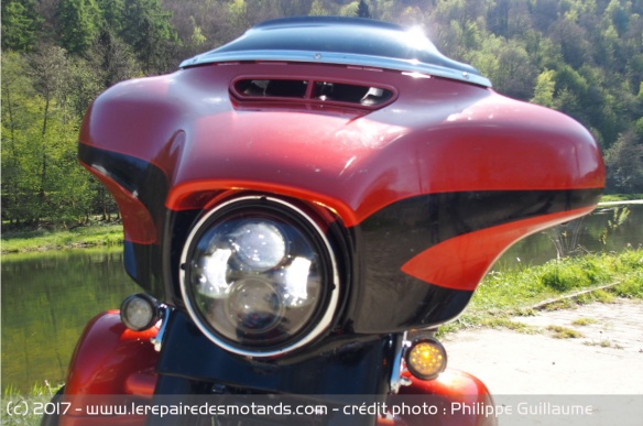 Le phare avant de la CVO Street Glide