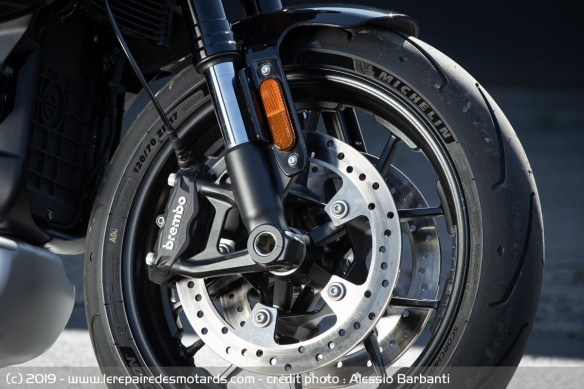 L'avant reçoit des étriers radiaux Brembo Monobloc à 4 pistons