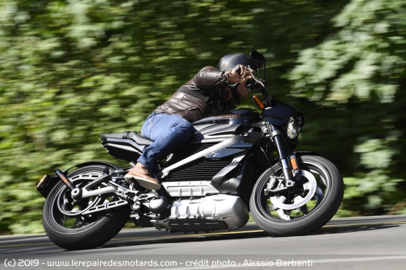 Courbe rapide avec la Harley-Davidson LiveWire