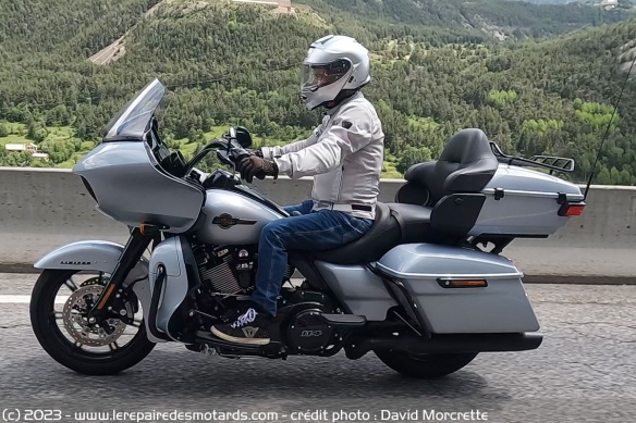 La Road Glide, son terrain, ce sont les routes sans fin