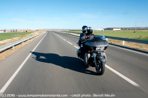 Harley-Davidson Road Glide Ultra sur autoroute
