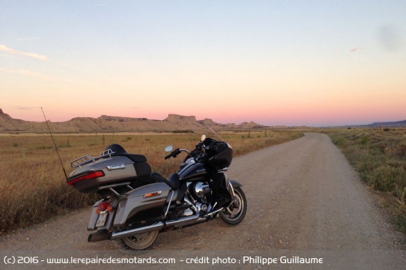 La Road Glide reste équilibrée sur piste roulante
