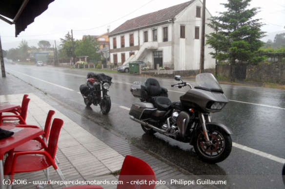 Même sous la pluie, la Road Glide Ultra sait préserver son équipage