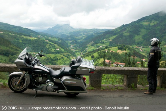 Harley-Davidson Road Glide Ultra dans la vallée
