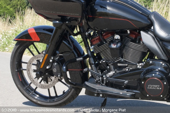 Repose-pieds de la Harley-Davidson Road Glide CVO 117
