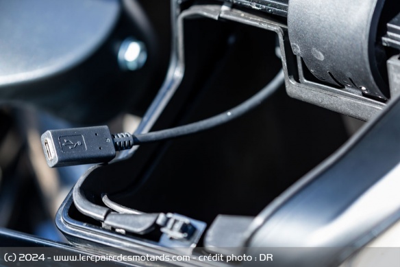 Un petit compartiment de rangement permet de recharger son smartphone