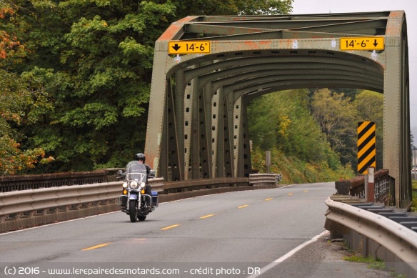 Harley-Davidson Road King '107' sur route rapide