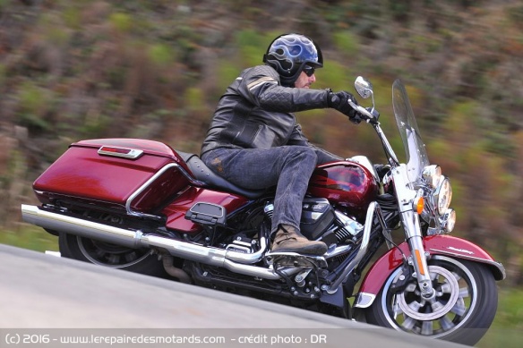 Harley-Davidson Road King '107' sur route