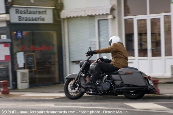 La Harley-Davidson Road King Special en ville