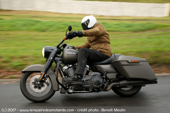 La Harley-Davidson Road King Special en courbe