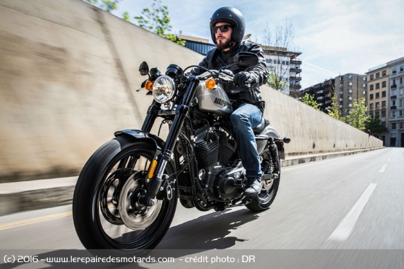 Harley-Davidson Roadster en ville