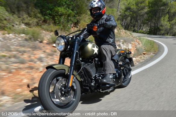 Harley-Davidson Slim S sur route