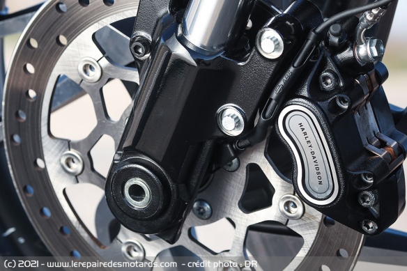 Disque de 300 mm, étriers fixes à 4 pistons, mais on se sert surtout de l'arrière